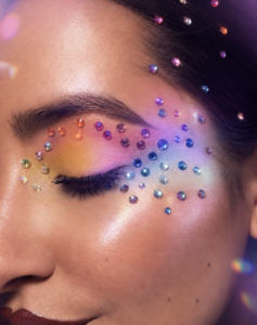 Atelier Glow Express avec maquillage pailleté pour festivaliers